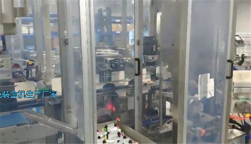 视觉机械手自动抓取物料 药用立式装盒机现场生产视频 混合类产品立式装盒