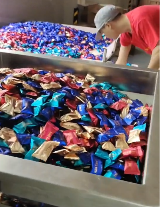 食品厂家的松露巧克力的自动化包装之旅，图米克的立式装盒机大显神威！